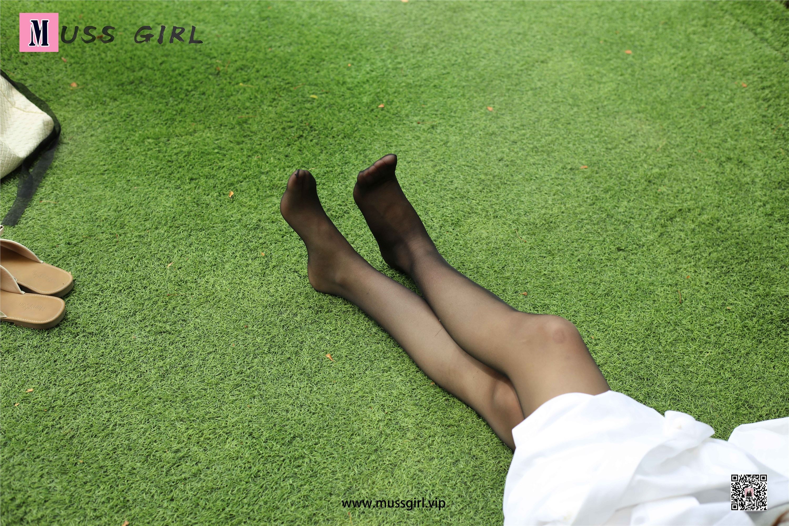 MussGirl慕丝女郎  NO.218 草坪上的热裤黑丝